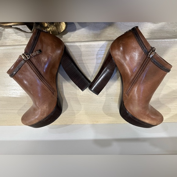 GUESS Boots (Size: 8) - Picture 3 of 5